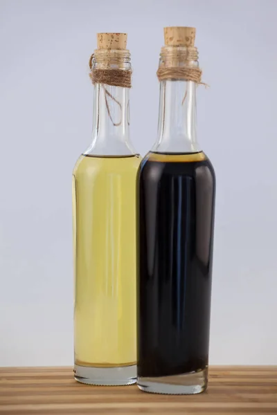 Aceite de oliva en botellas sobre mesa — Foto de Stock