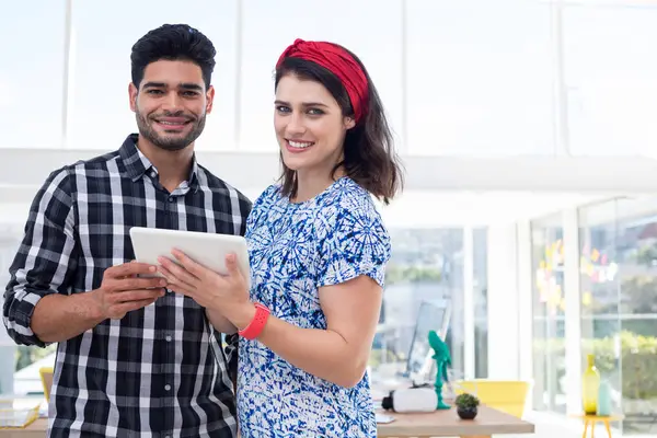 Paar met behulp van Tablet PC in het kantoor — Stockfoto