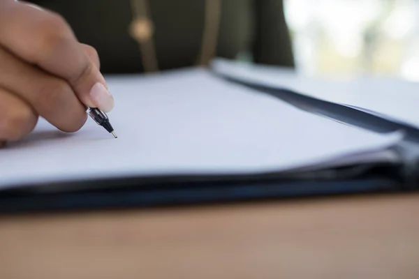 Escritura ejecutiva femenina en un documento — Foto de Stock