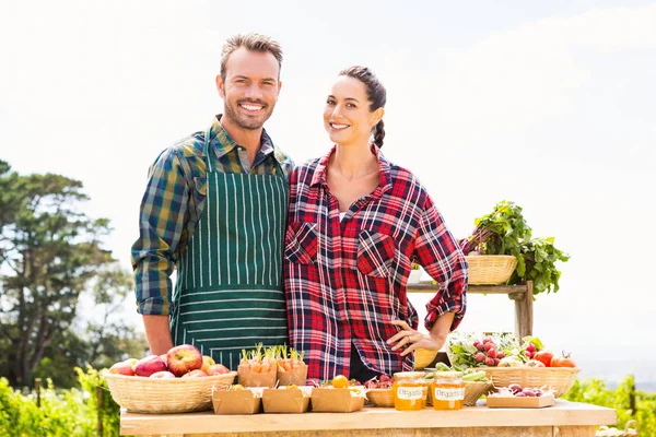 Couple selling organic vegetables — Stock Photo, Image