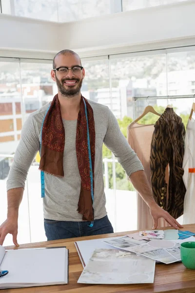 Modeontwerper permanent aan tafel in kantoor — Stockfoto