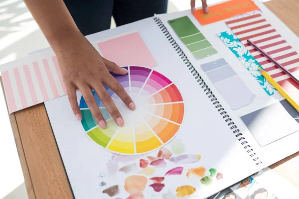 Grafikdesignerin hält Farbmuster am Schreibtisch — Stockfoto