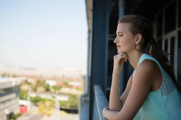 Donna in piedi in balcone ufficio — Foto Stock