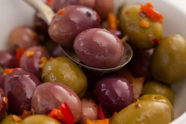 Cuchara con aceitunas sobre un bol — Foto de Stock