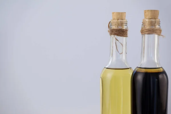 Оливковое масло в бутылках к стене — стоковое фото