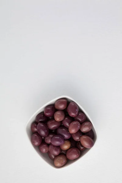 Olives brunes dans un bol — Photo