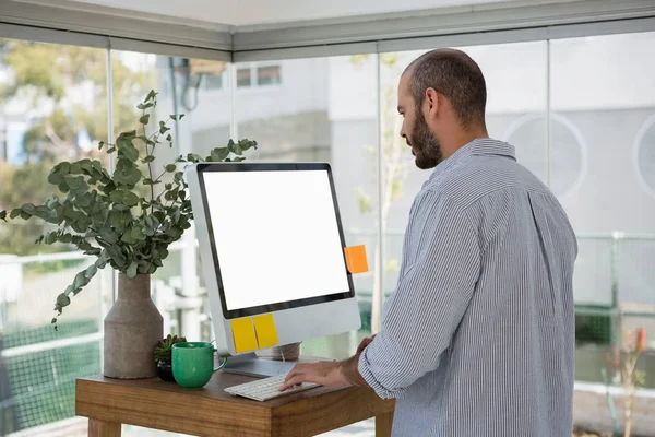 Designer using computer — Stock Photo, Image