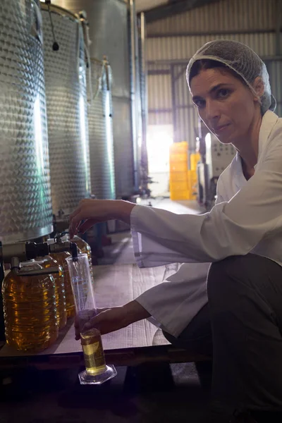 女技术员检查橄榄油 — 图库照片