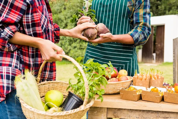 Frau kauft Rote Bete vom Mann — Stockfoto