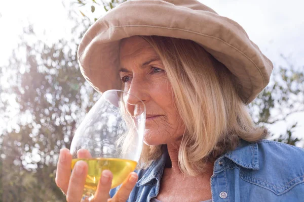 Vrouw die een glas wijn drinkt — Stockfoto