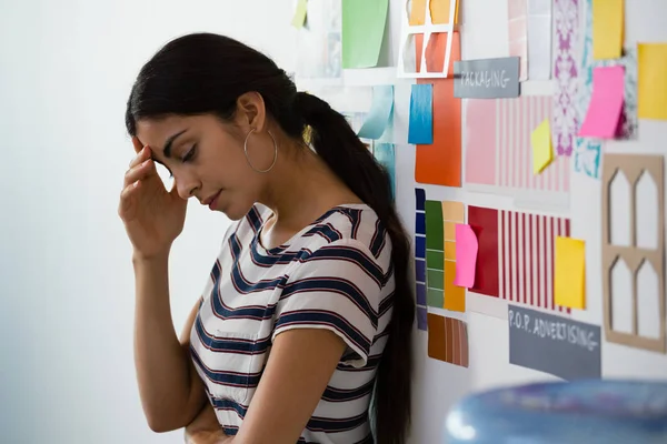 Tired woman standing by sticky notes — Stock Photo, Image