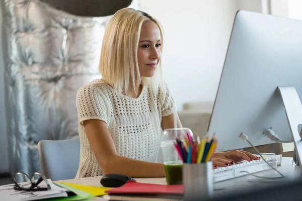 Kvinnan använder dator på kontoret — Stockfoto