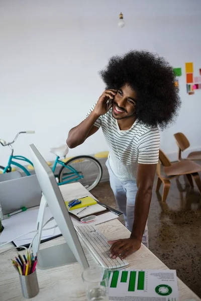 Mannen med lockigt hår prata telefon i office — Stockfoto