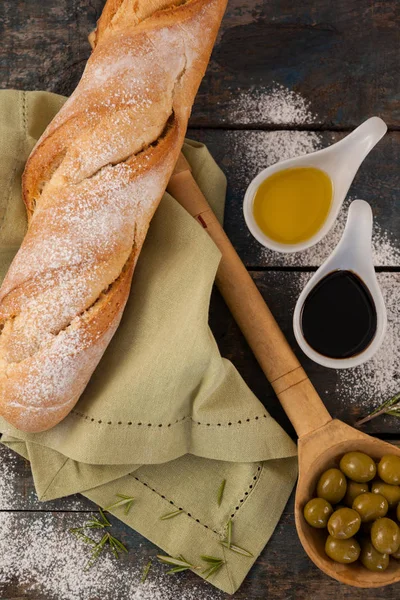 Olej olivový chléb a ubrousek — Stock fotografie