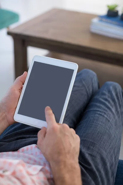 Ejecutivo masculino usando tableta digital — Foto de Stock