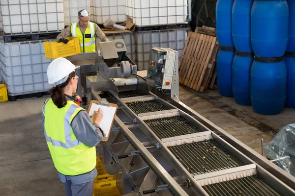 Technician and worker working together — Stock Photo, Image