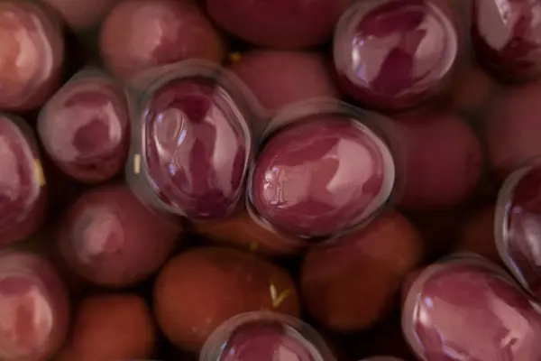 Aceitunas rojas en aceite — Foto de Stock