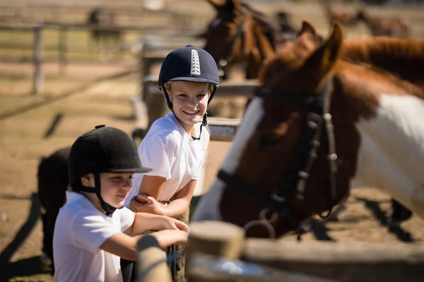 Meninas olhando para o cavalo no rancho — Fotografia de Stock