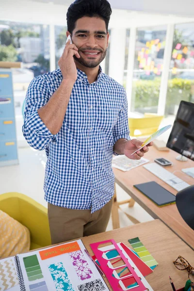 Mężczyzna grafikiem rozmowy na telefon — Zdjęcie stockowe