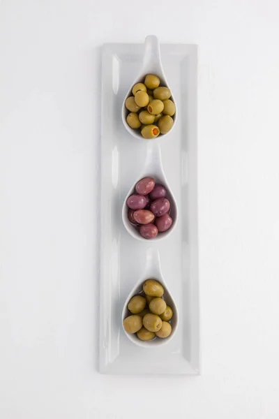 Olives vertes et noires en récipients — Photo