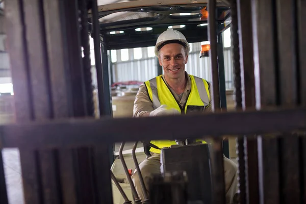 Retrato de carretilla elevadora de conducción de trabajador — Foto de Stock