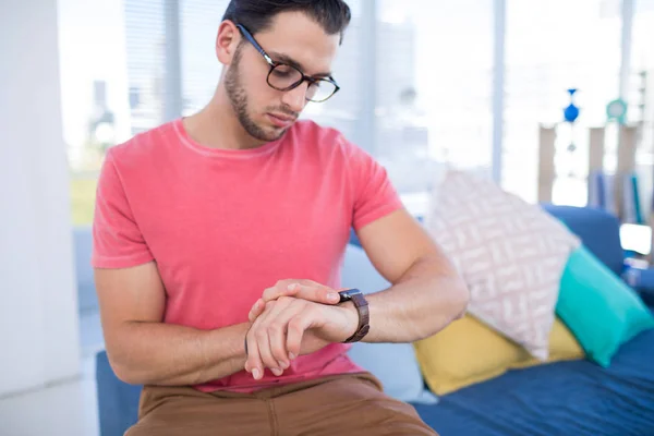 Männliche Führungskraft kontrolliert Zeit auf Smartwatch — Stockfoto