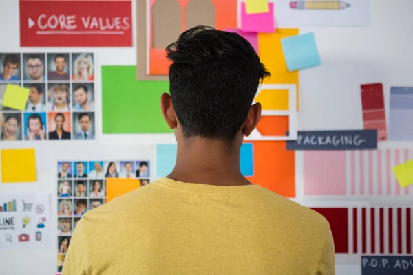 Man standing against sticky notes in office — Stock Photo, Image