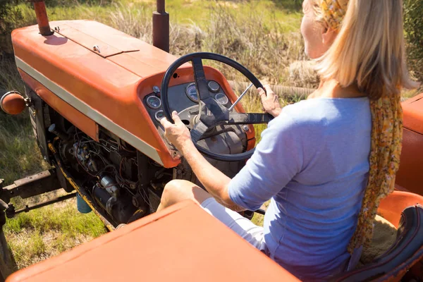 Femme conduite tracteur dans l'exploitation oléicole — Photo