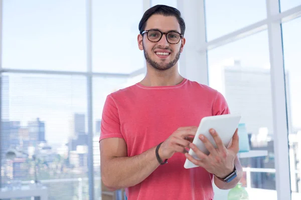 Executivo masculino usando tablet digital — Fotografia de Stock