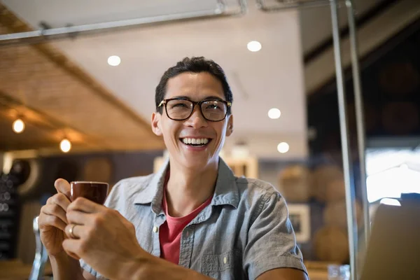 Mann beim Kaffee im Restaurant — Stockfoto