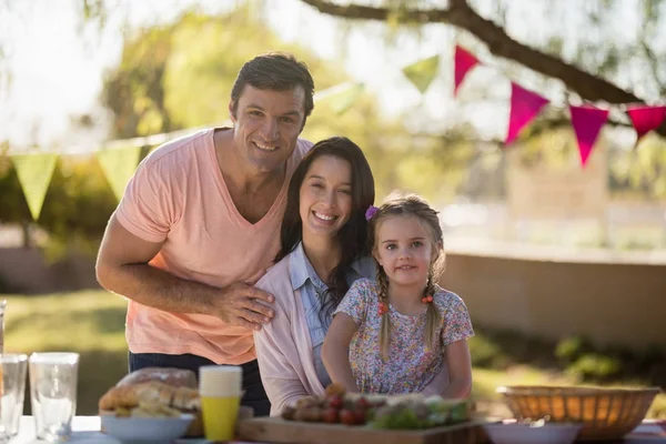 Familie genieten van samen op picknick — Stockfoto