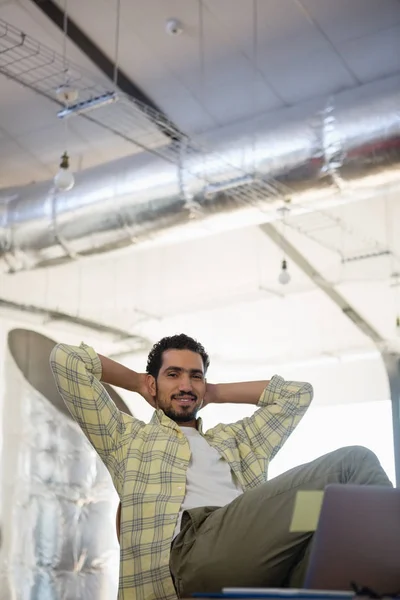 Avslappnad människa på stol i office — Stockfoto