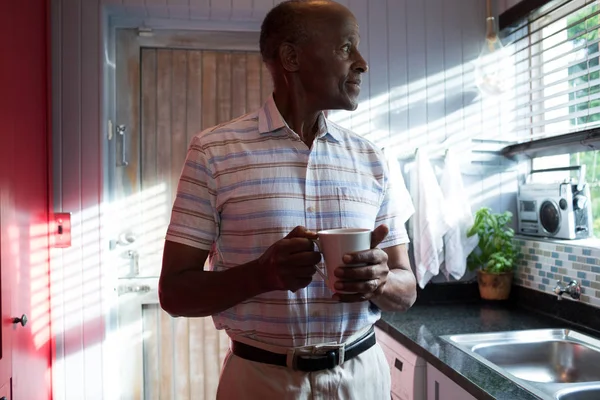 Kahve fincanı evde düşünceli adam — Stok fotoğraf