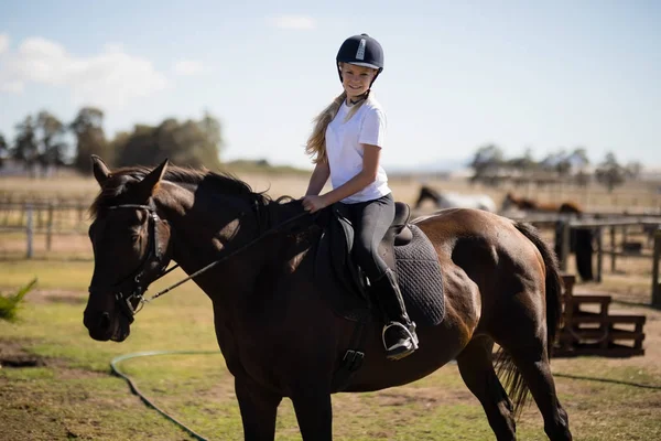 Souriante fille chevauchant un cheval dans le ranch — Photo