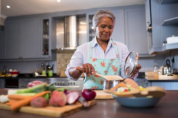 Mujer mayor preparando comida en la cocina —  Fotos de Stock