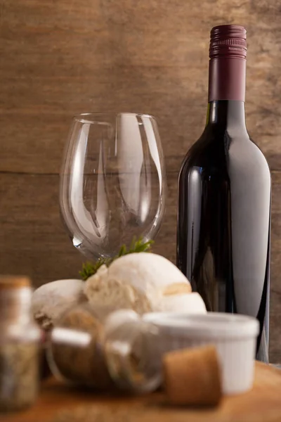 Butelka wina na kieliszki z przyprawami i chleb — Zdjęcie stockowe