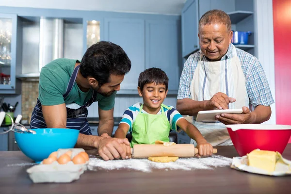 Padre e hijo preparando comida —  Fotos de Stock