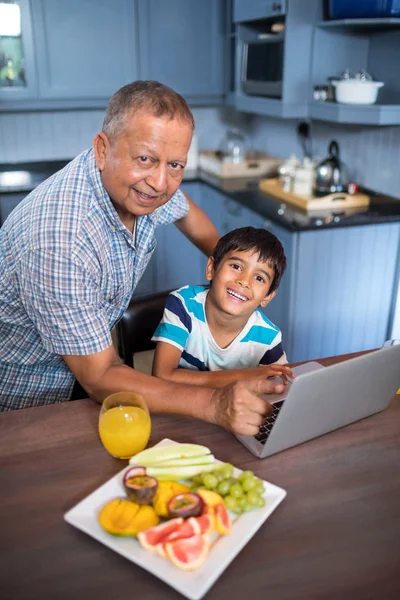 Avô e filho à mesa — Fotografia de Stock