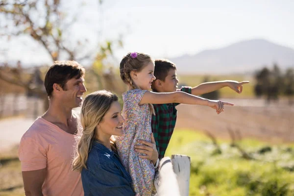 Familie genießt im Park an einem sonnigen Tag — Stockfoto