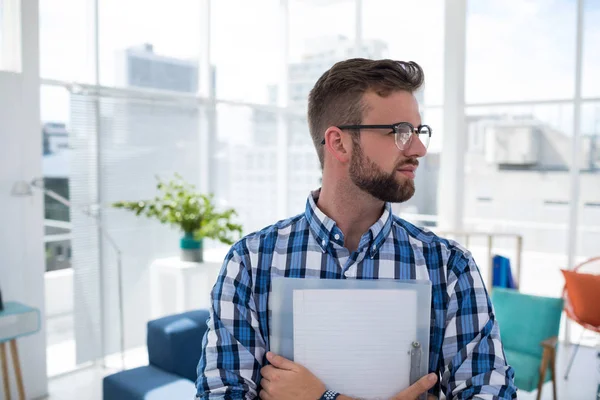 Male executive holding document — Stock Photo, Image