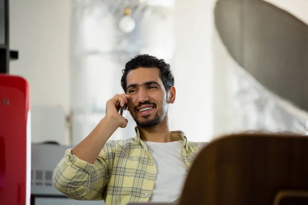 Hombre hablando por teléfono en la oficina —  Fotos de Stock