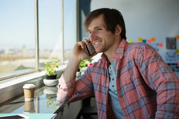 Businessman talking on mobile phone — Stock Photo, Image