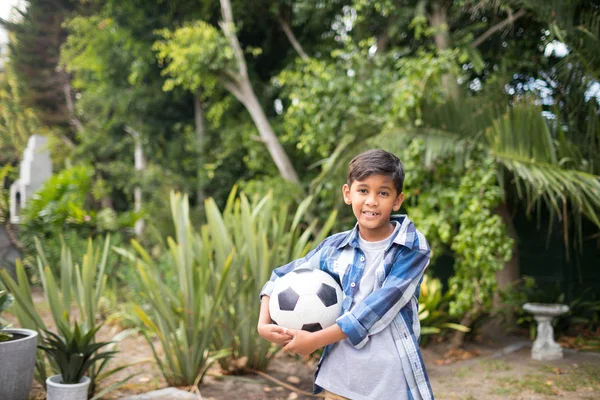 Junge hält Fußball in der Hand — Stockfoto