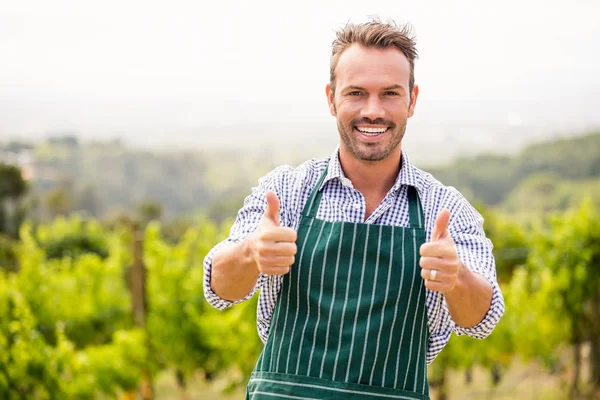 Junger Mann zeigt Daumen nach oben — Stockfoto