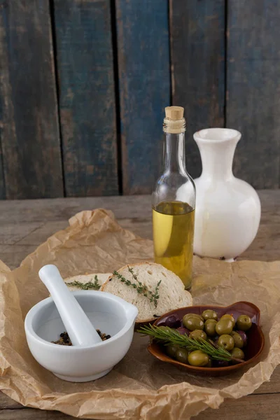 Оливки с масляной бутылкой и хлебом по специям — стоковое фото