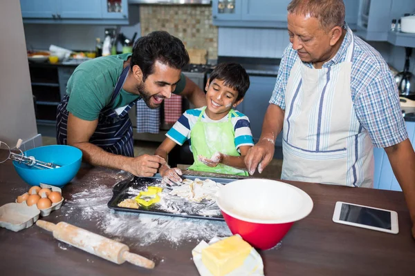Niño preparando comida con padre y abuelo —  Fotos de Stock