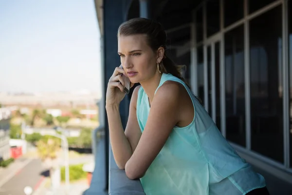 Femme parlant sur téléphone portable dans le bureau balcon — Photo