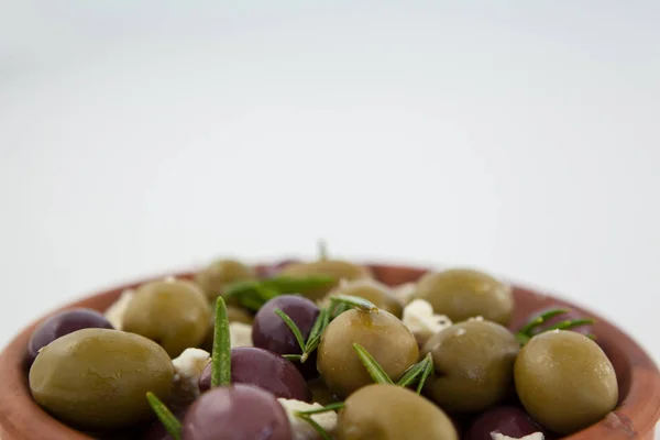 Olives aux herbes et fromage servis dans un bol — Photo