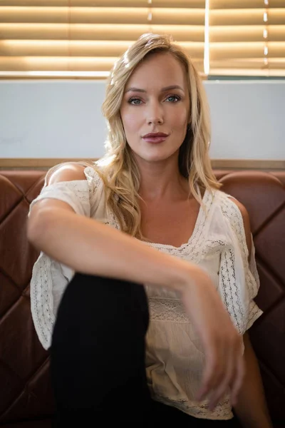 Femme assise sur canapé au restaurant — Photo