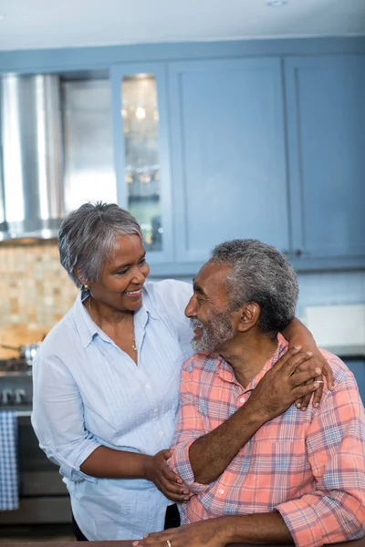 Pareja hablando en la cocina — Foto de Stock